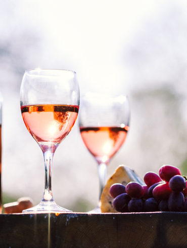 Oftmals fälschlich verkannt als unscheinbares Bindeglied zwischen Rot- und Weißwein weiß der Roséwein auf der ganzen Welt seine Liebhaber zu überzeugen.