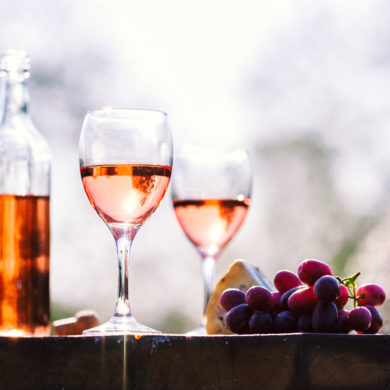 Oftmals fälschlich verkannt als unscheinbares Bindeglied zwischen Rot- und Weißwein weiß der Roséwein auf der ganzen Welt seine Liebhaber zu überzeugen.