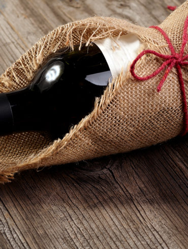 Eine Flasche Wein ist ein Präsent, das fast immer passt. Lesen Sie hier, was es bei der Auswahl zu beachten gibt, um beim Beschenkten für Freude sorgen.