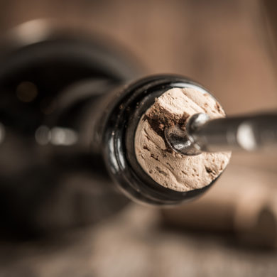 Viele Werkzeuge mit einem gemeinsamen Ziel: den Korken aus einer Weinflasche ziehen. Diese Varianten des Korkenziehers gibt es.