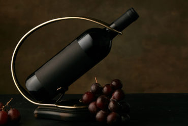 Wie schenkt man Wein richtig ein? Wo darf man das Weinglas halten? Wer bekommt zuerst eingeschenkt? Die kleine Wein-Etikette von Silkes Weinblatt klärt auf.