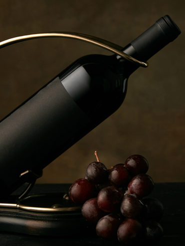 Wie schenkt man Wein richtig ein? Wo darf man das Weinglas halten? Wer bekommt zuerst eingeschenkt? Die kleine Wein-Etikette von Silkes Weinblatt klärt auf.