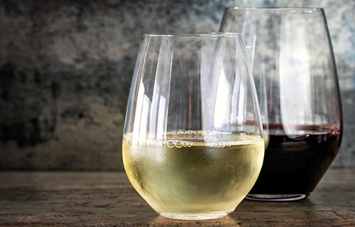Weiss- und Rotwein im Glas