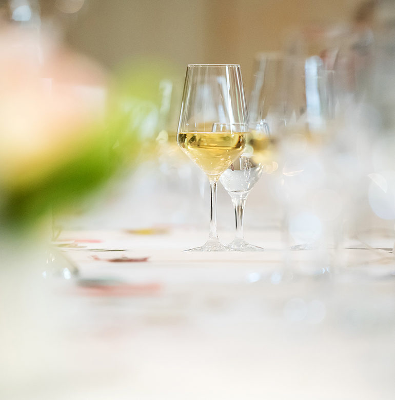 Jeder Topf hat seinen Deckel und jeder Wein hat sein Glas. Lesen Sie hier, welche Gläser zu Rot-, Weiß-, Schaum-. Rosé- oder Süßwein gehören, um noch mehr aus den edlen Tropfen herauszuholen.