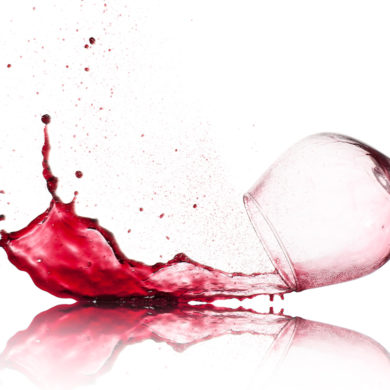 Weinfehler können in vielerlei Form auftreten, unter anderem als Trübungen. So erkennen Sie, um welche Art der Trübung es sich bei einem Wein handelt.