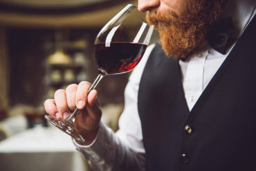 Weinfehler treten oft beim Geruch oder beim Geschmack eines Weins zutage. Wir erläutern Ihnen die diversen Fehler – von Böckser über Mäuseln bis Zähwerden.