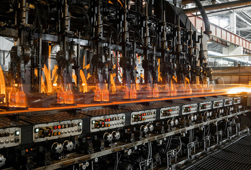 Herstellung von Glasflaschen auf einer Maschine als Massenproduktion