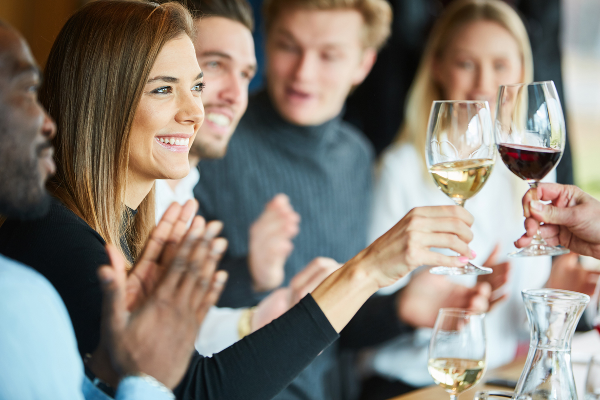 Junge Leute sitzen am Tisch und trinken verkosten Weiß- und Rotwein | Silkes Weinkeller