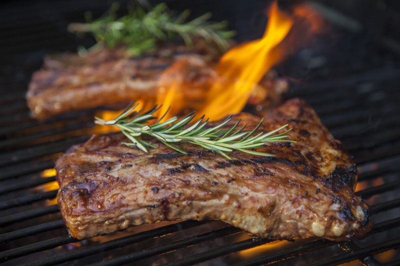 gegrillte Spareribs mit Rotwein