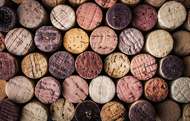 Verschiedene Weinkorken, durch den Wein in unterschiedlichen Farben