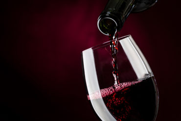 Die Bewertung von Weinen ist eine Kunst. Wir stellen einige der bekanntesten und renommiertesten Wein-Bewertungssysteme beziehungsweise Weinbewerter vor.