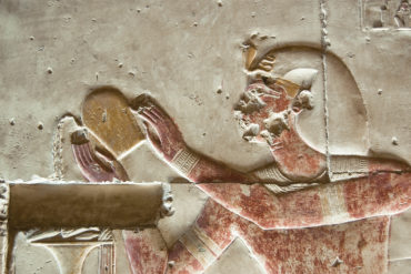 Vor etwa 8.000 Jahren begann die Geschichte des Weins. Vom alten Ägypten über das antike Griechenland bis hin zur Römerzeit – begeben Sie sich auf die Reise.