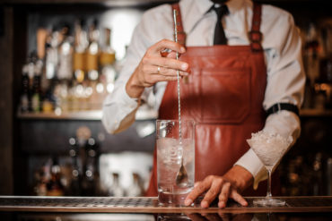 gin herstellung Unterschiedliche Gewürze und Zusätze erzeugen Charaktereigenschaften, die einen Gin einzigartig machen. Die Herstellung läuft aber immer nach dem gleichen Schema ab.