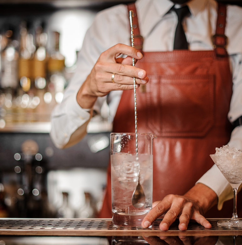 Unterschiedliche Gewürze und Zusätze erzeugen Charaktereigenschaften, die einen Gin einzigartig machen. Die Herstellung läuft aber immer nach dem gleichen Schema ab.