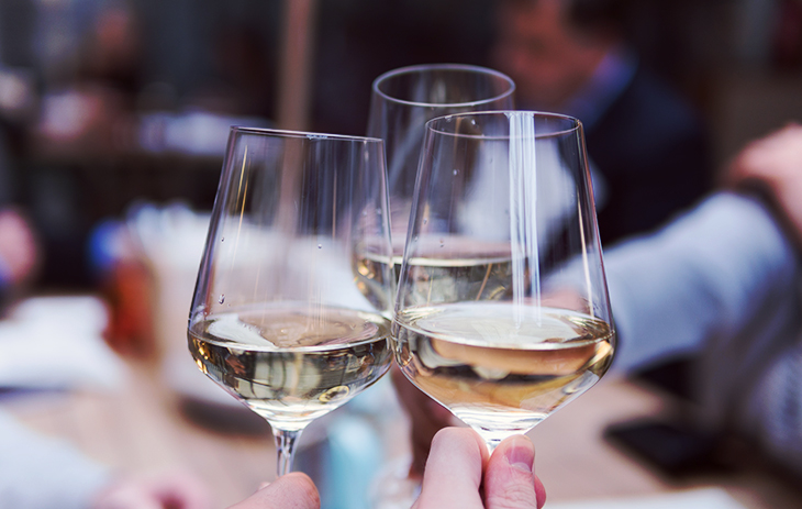 Alkoholfreier Weißwein mit 0,5 Prozent Vol. im Glas