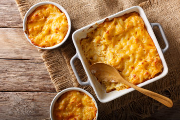 Die milde Aromatik dieses Schnittkäses macht ihn zum regelmäßigen Speise-Begleiter. Aber passt Butterkäse auch zu Wein? Und steckt in dieser Sorte echte Butter?
