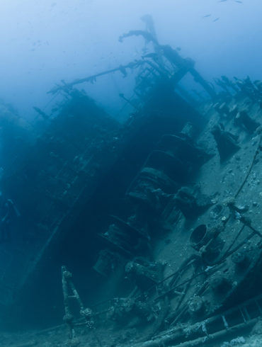 Schiffswrack und Taucher zeigen die Tiefe des Meeres. Das Bild ist klickbar und navigiert zum Artikel.