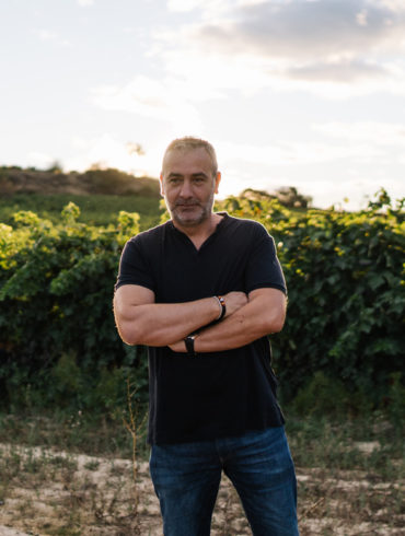 Carlos San Pedro ist Winzer, Stratege und Kellermeister in Personalunion auf der Bodegas y Viñedos Pujanza in der Rioja. Im Winzerview stand er uns Rede und Antwort.