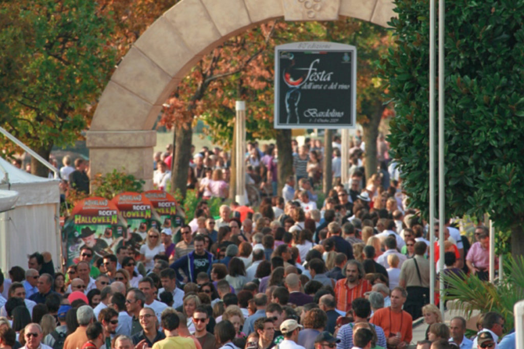 Menschenmenge auf dem „Festa dell’Uva e del Vino“ in Bardolino | Silkes Weinkeller