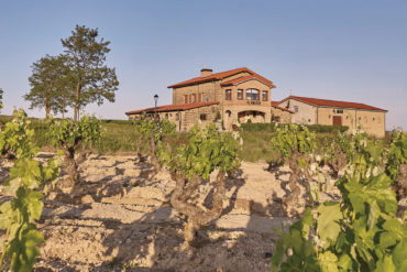 Im Schutze der Sierra Cantabria mit Ausblick auf den breiten Ebro könnte das Weingut Bodegas Amaren kaum idyllischer liegen – ein Ort, der Weinträume erfüllt.