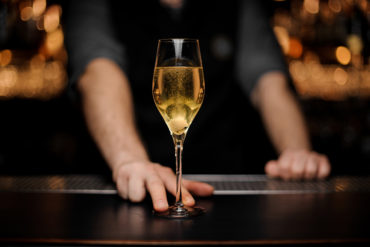 Spannend ist, dass der Crémant nicht alleine aus geschmacklichen Gründen vom Champagner abgegrenzt wird, sondern vielmehr aufgrund rechtlicher Entscheidungen.