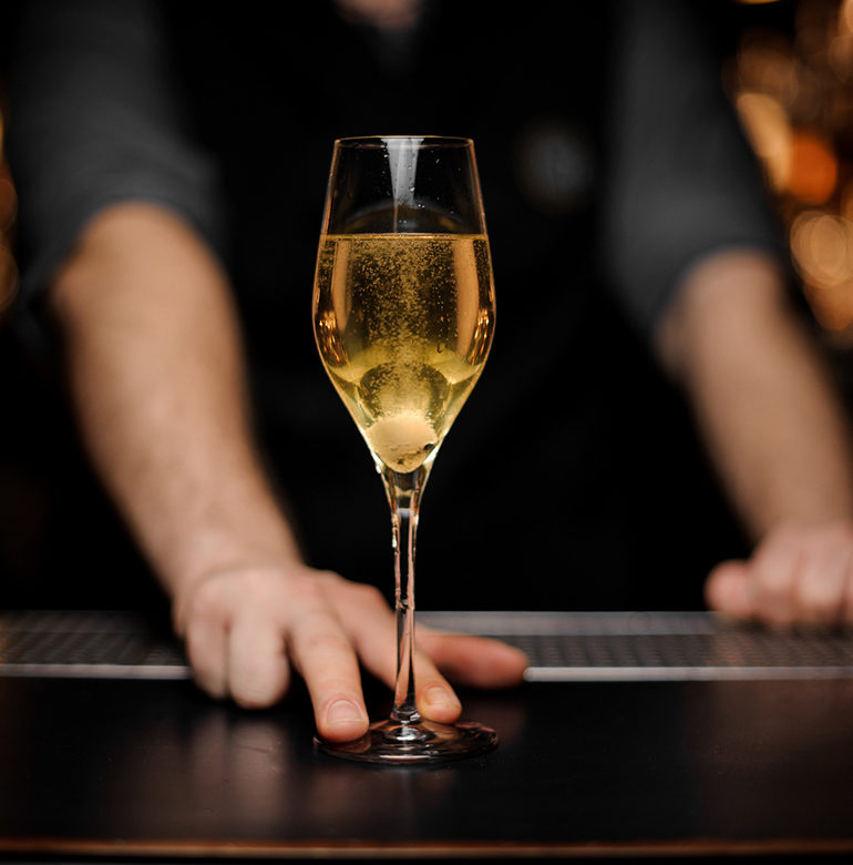 Spannend ist, dass der Crémant nicht alleine aus geschmacklichen Gründen vom Champagner abgegrenzt wird, sondern vielmehr aufgrund rechtlicher Entscheidungen.