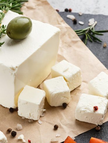 Der Käse mit der salzig-würzigen Note ist seit Jahrhunderten eine feste Größe in der Genusswelt. Einen passenden Wein zu ihm finden, ist nicht allzu schwer.