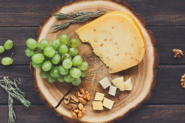 Der Gouda findet sich auf den meisten Käseplatten und passt auch einfach aufs Brot. Was hinter dem Schnittkäse steckt und welcher Wein an seiner Seite schmeckt.