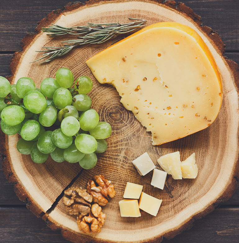 Der Gouda findet sich auf den meisten Käseplatten und passt auch einfach aufs Brot. Was hinter dem Schnittkäse steckt und welcher Wein an seiner Seite schmeckt.