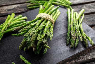 Einfacher zu handhaben als weißer Spargel? Im Ofen zubereitet ist grüner Spargel ein Highlight, das mit einem guten Glas Wein besonders lecker schmeckt.