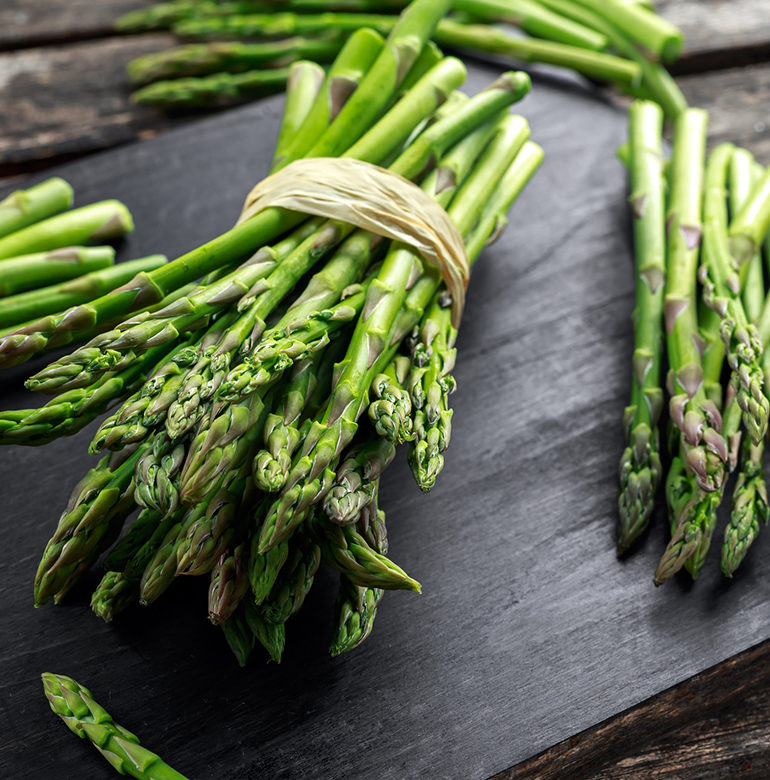 Einfacher zu handhaben als weißer Spargel? Im Ofen zubereitet ist grüner Spargel ein Highlight, das mit einem guten Glas Wein besonders lecker schmeckt.