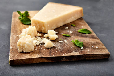 Es heißt, der traditionelle Käse-Klassiker würde in Italien schon seit wenigstens 800 Jahren auf genau die gleiche Weise produziert wie heute.