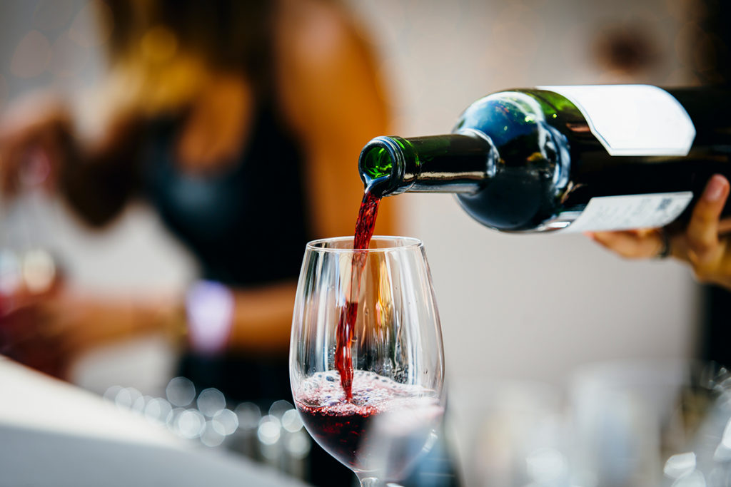 Beim Eingießen des Weins ist es wichtig, nicht mit zu viel Enthusiasmus vorzugehen.