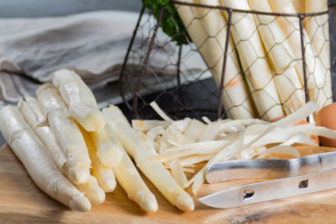 weisser spargel wein Klassischer weißer Spargel mit passendem Wein