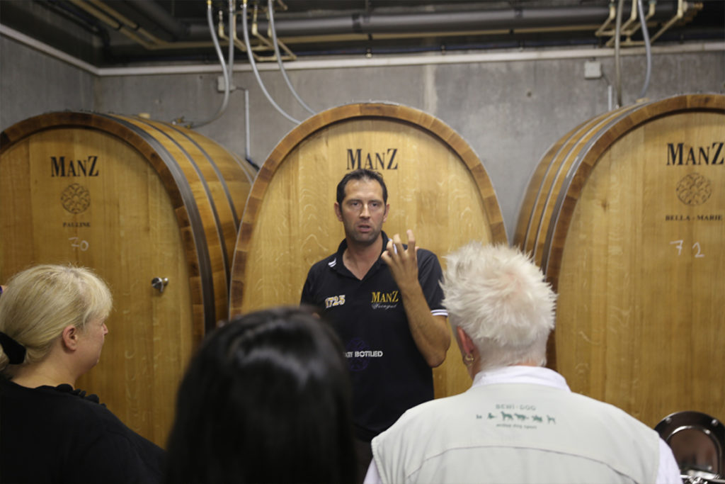Eric Manz steht Rede und Antwort in unserem Winzerview und berichtet über seine Region, seine Produktion und das Leben auf seinem Weingut.