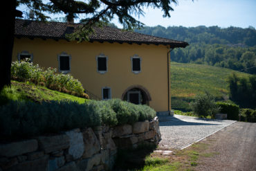 winzer paolo sartirano san silvestro weingut Novello, Italien: Paolo Sartirano hat mehr als 30 Jahre Erfahrung im Barolo-Anbau. Wir durften ihm unsere 14 Winzerview-Fragen stellen.