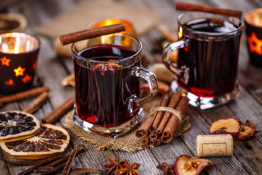 Rotwein Glühwein Gläser und Zutaten auf Tisch