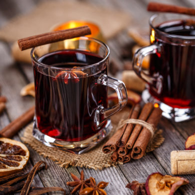 Rotwein Glühwein Gläser und Zutaten auf Tisch