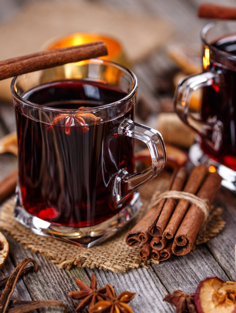 Rotwein Glühwein Gläser und Zutaten auf Tisch