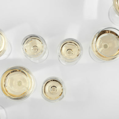 verschiedene Weingläser gefüllt mit Weißwein