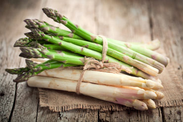 Grüner und weißer Bund Spargel