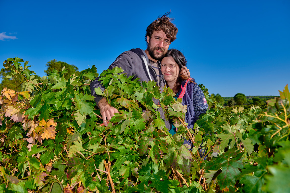 Mann und Frau zwischen Weinreben