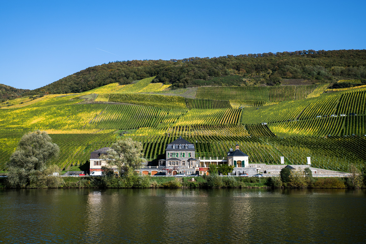 See mit dahinterliegendem Weingut