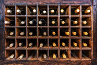 weinlagerung Weinflaschen in Regal