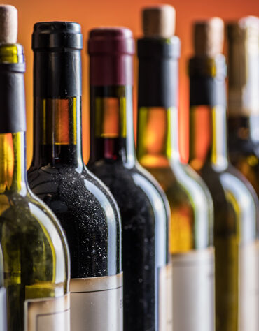 line of wine bottles Verschiedene Weinflaschen in Reihe stehend
