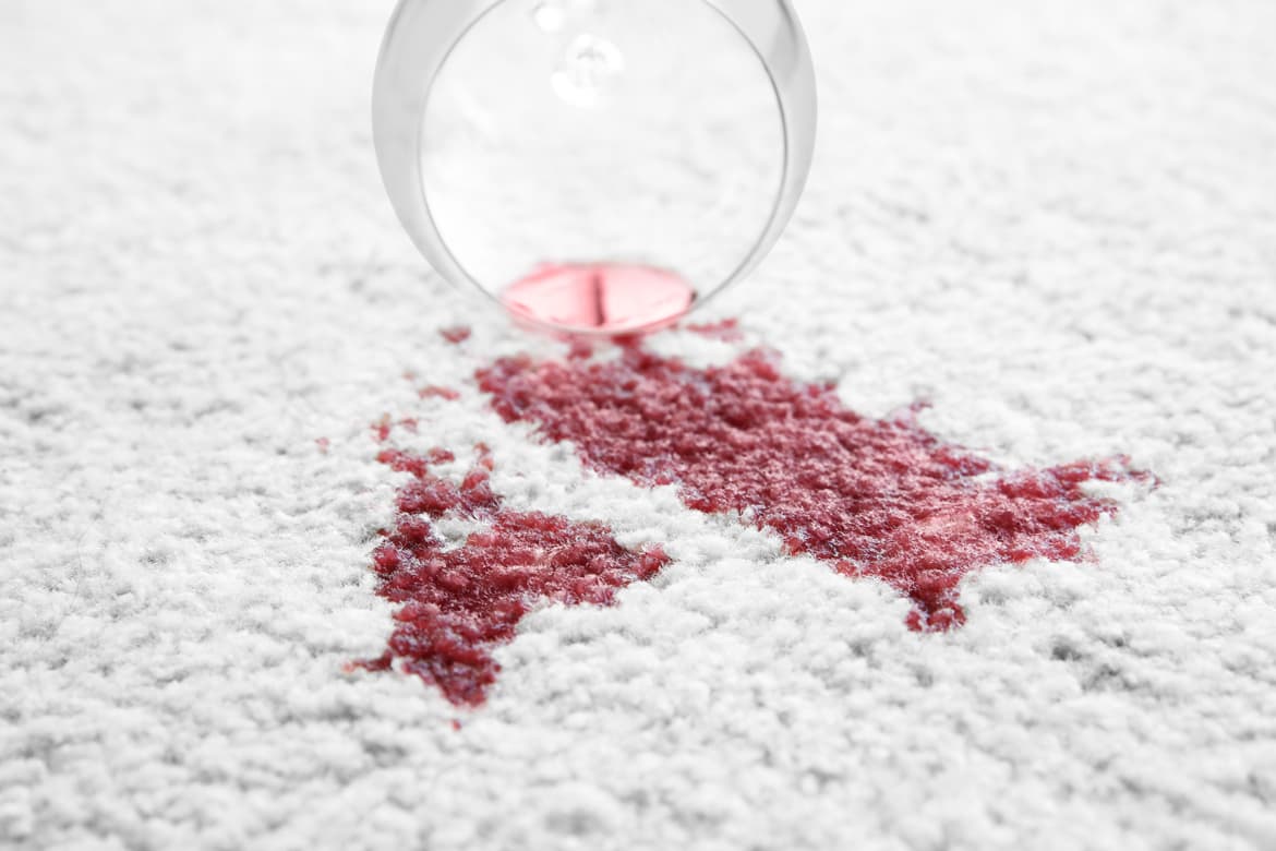 Weißer Teppich mit Rotweinfleck