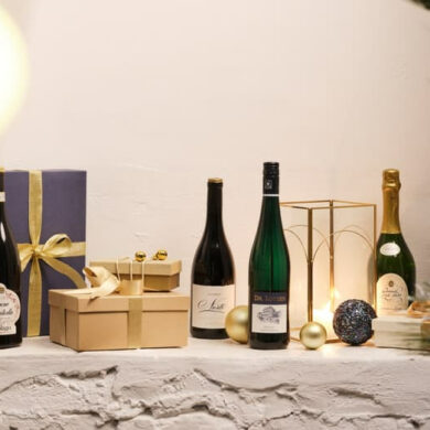 Weinflaschen und Geschenke auf Steinregal