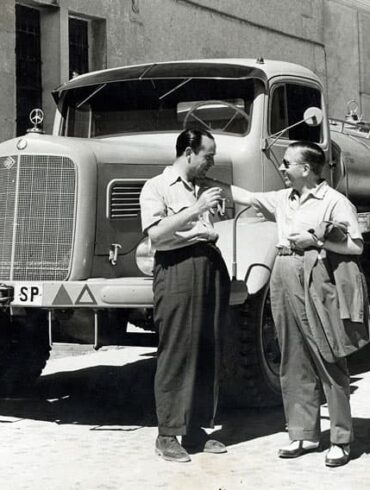 Zwei Männer vor Truck