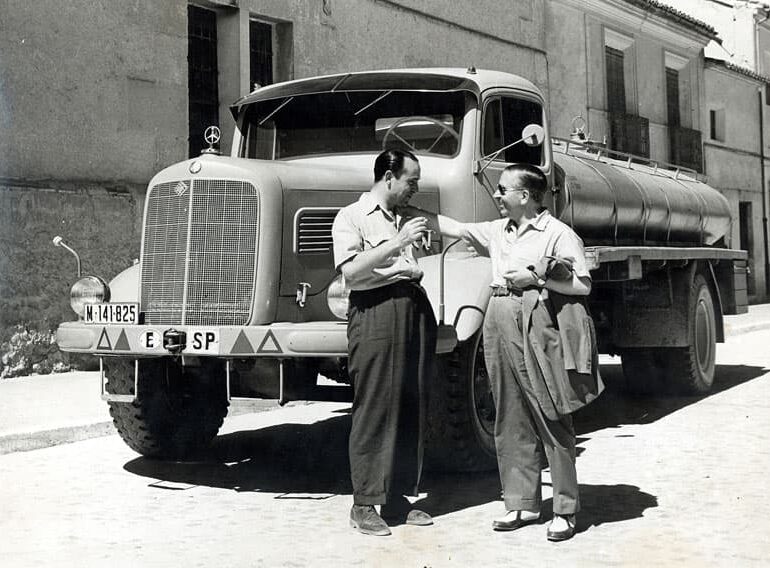 Zwei Männer vor Truck