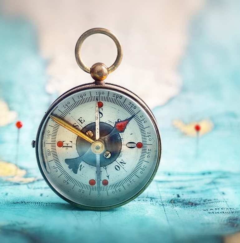 Kompass auf Landkarte